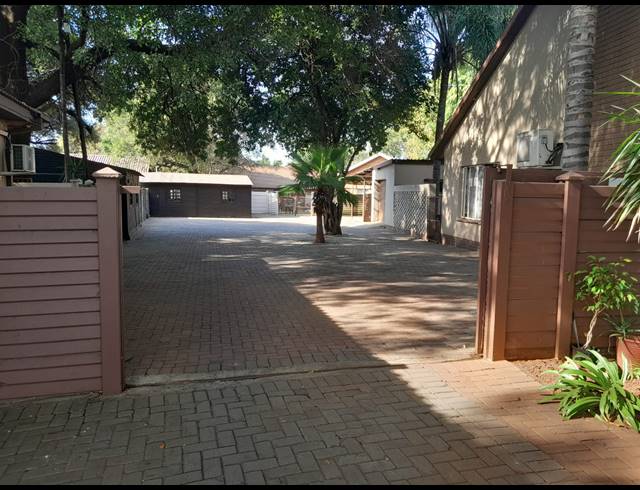7 BEDROOM HOUSE FOR SALE IN RUSTENBURG CENTRAL